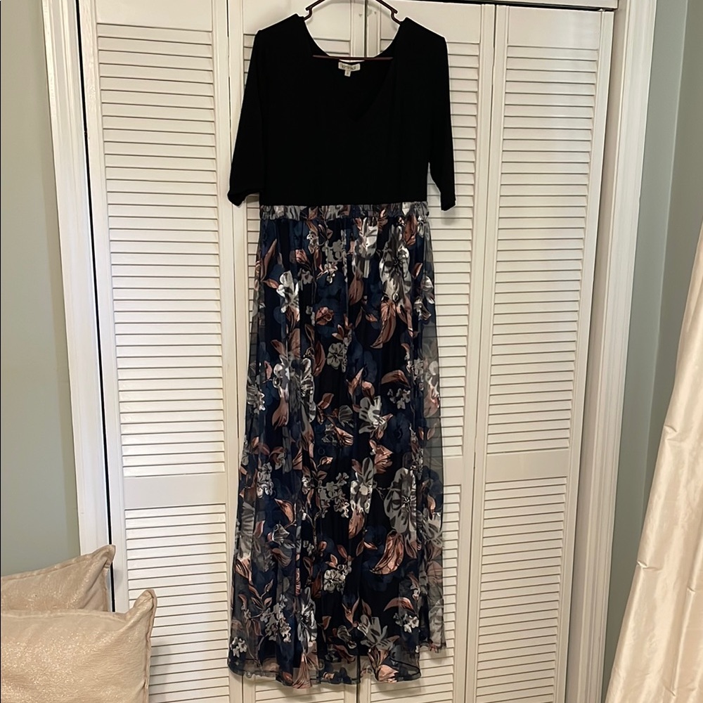 Kimi + Kai Maternity "Annabelle" V-Neck Mesh Print Maxi Dress